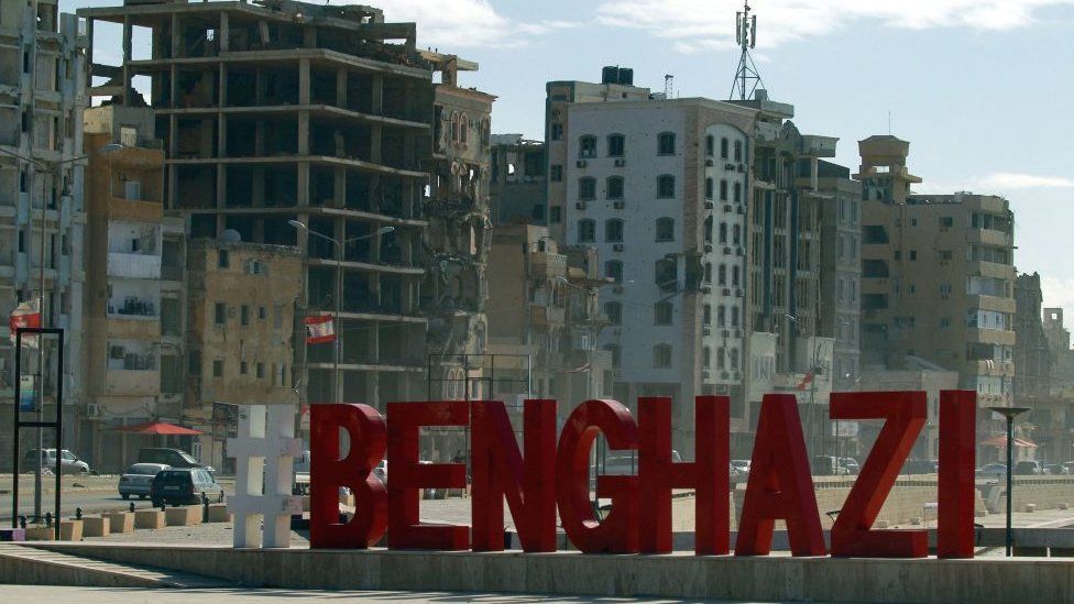 Знак Бенгази перед разрушенными войной зданиями в Бенгази, Ливия - 15 октября 2021 г.