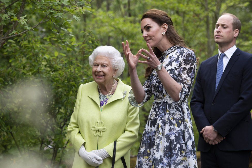The Queen with the Duke and Duchess of Cambridge at Chelsea Flower Show