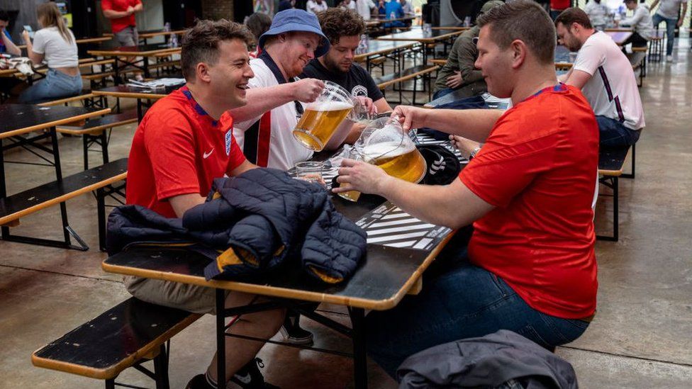 Болельщики в Boxpark Wembley