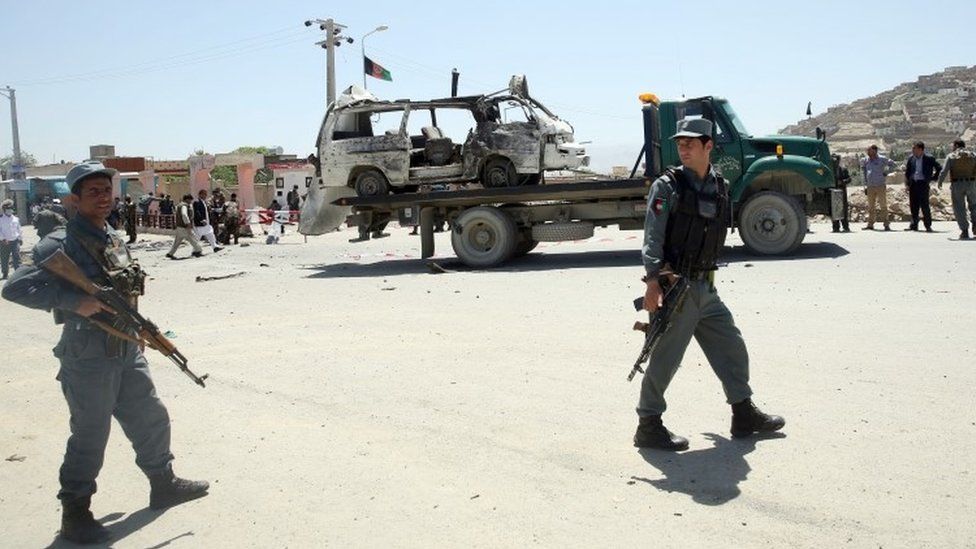 Afghanistan security forces inspect the site of a suicide attack in west Kabul (25 May 2016)