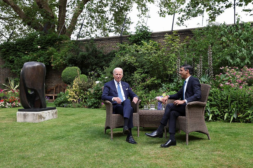 Президент США Джо Байден беседует с премьер-министром Великобритании Риши Сунаком в саду на Даунинг-стрит, 10, 10 июля 2023 года в Лондоне, Англия