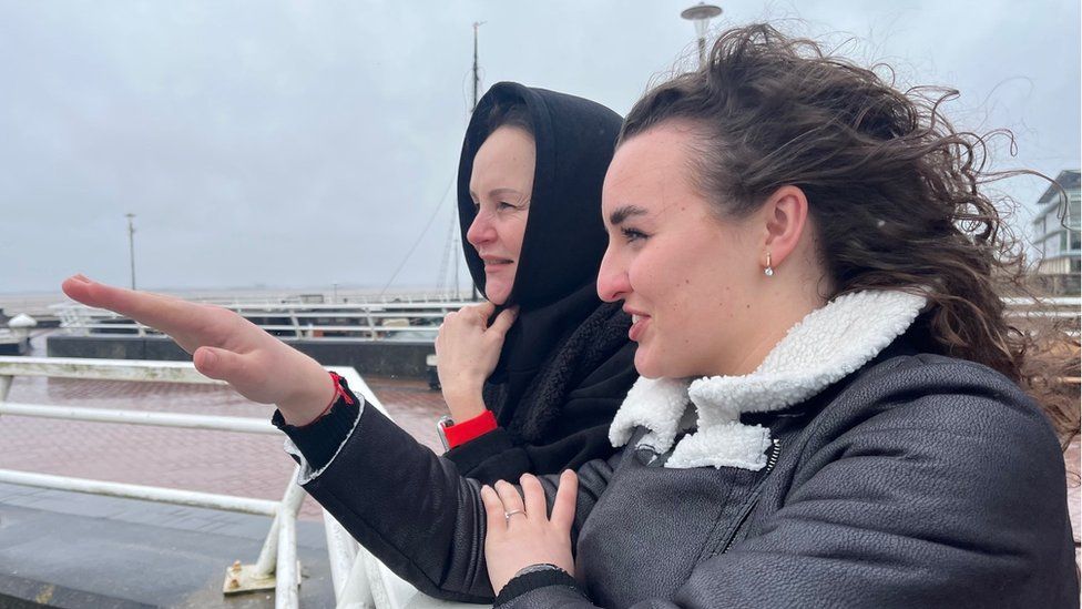 Svitlana Nakonechna and her daughter Hanna pictured on Hull's waterfront