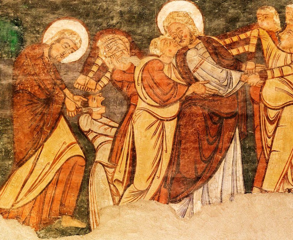"La traición en el jardín de Getsemaní: Judas besa a Jesús y Pedro corta la oreja de Malchus".
