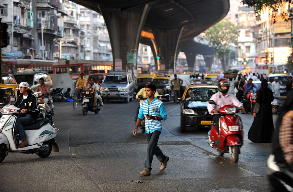 Pedestrian braves Mumbai traffic