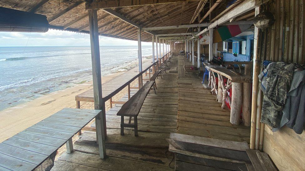 Пустые и закрытые магазины и бары на пляже Баланган