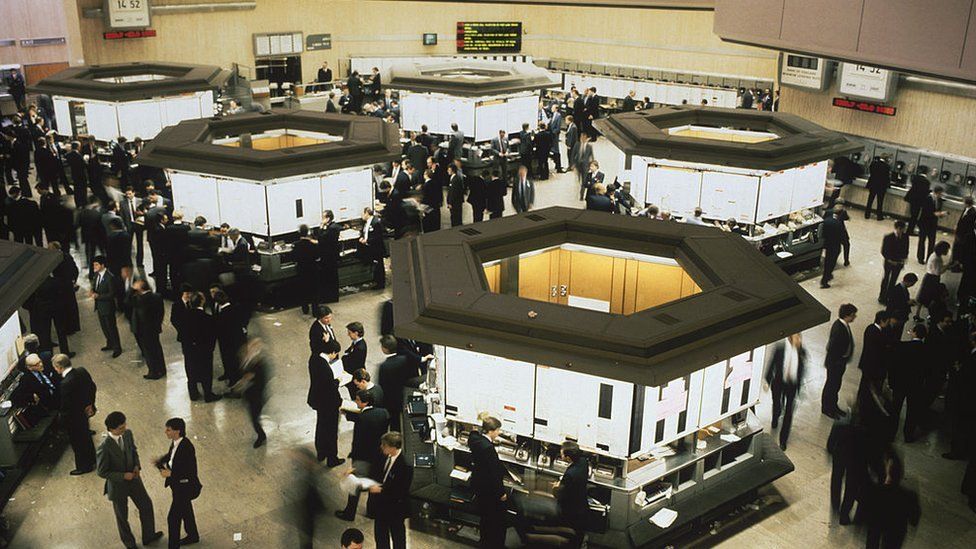 Лондонская биржа время. London stock Exchange биржа. London stock Exchange trading Floor.