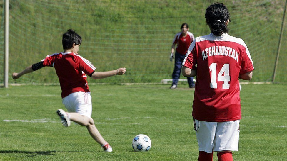 Архивное фото, 2009 г., на котором участники женской сборной Афганистана по футболу принимают участие в тренировке в Германии