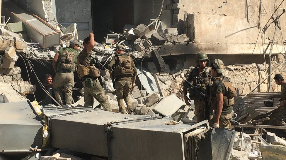 Iraqi security forces advance into a hospital complex where IS militants are holed up