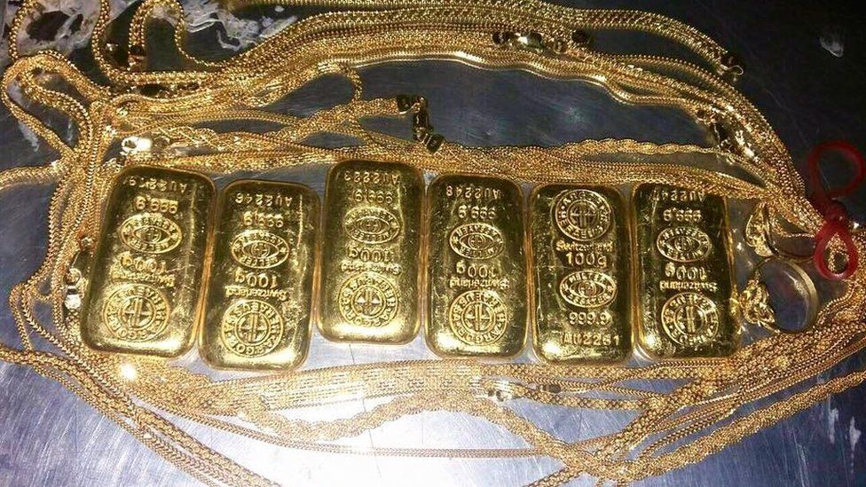 Six gold bars and a gold chain seized with a smuggler at Dhaka's airport