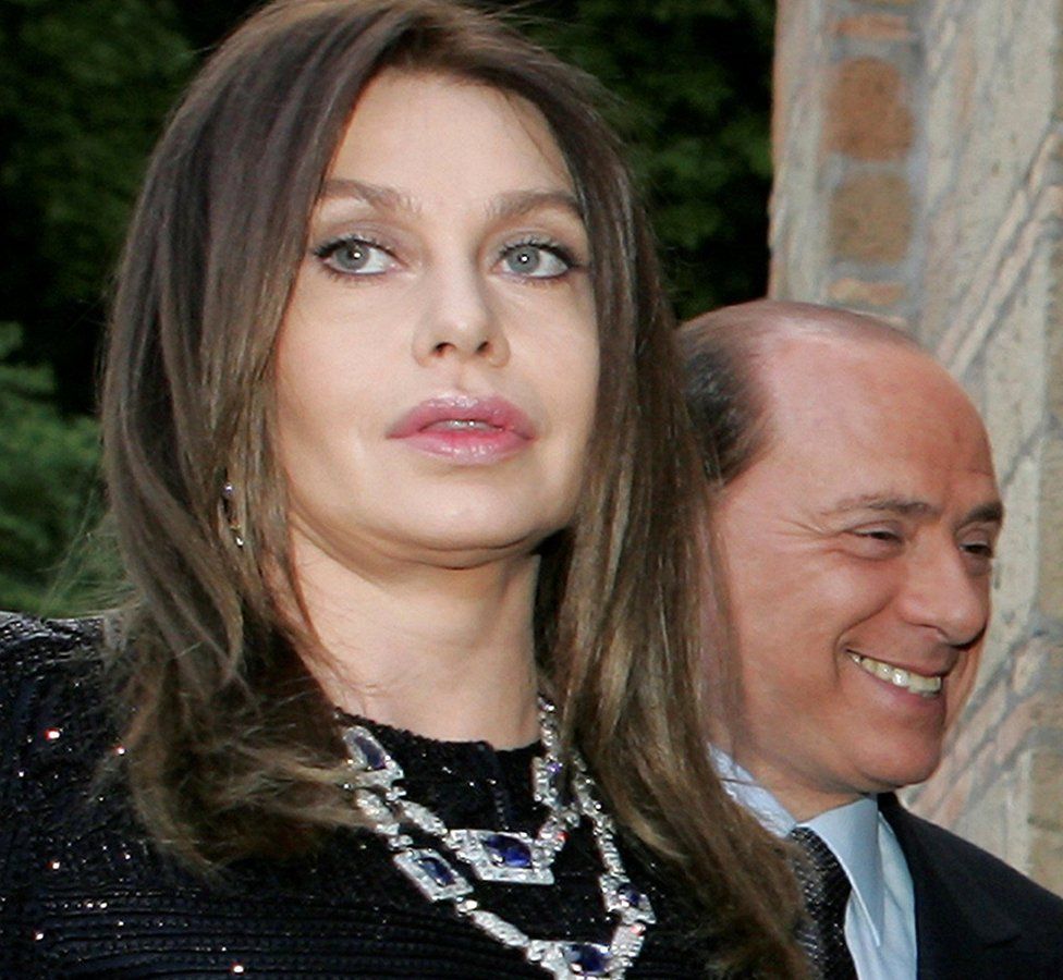 Премьер-министр Италии Сильвио Берлускони и его супруга Вероника Ларио в Риме 4 июня 2004 г.