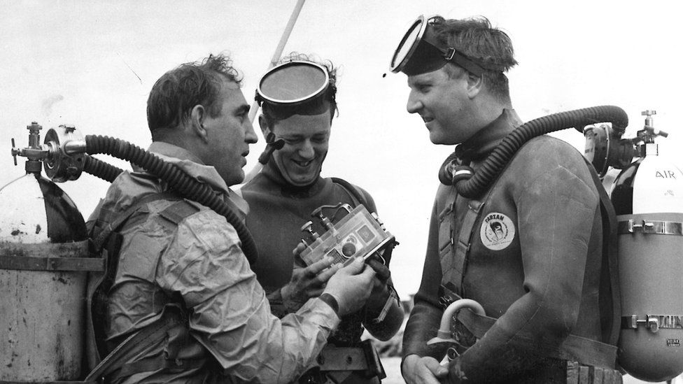 Divers with camera