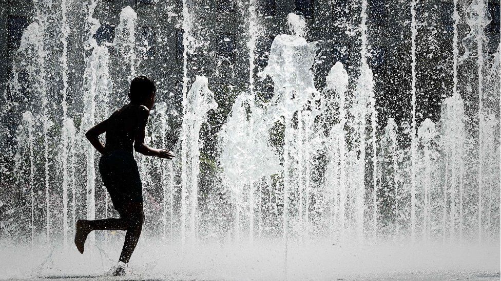 Ребенок у фонтана в парижском парке Андре Ситроена