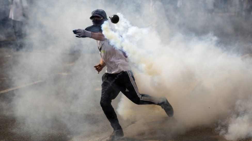 Protesters clash with police during a demonstration against the government of President Nicolas Maduro in Caracas (26 April 2017)