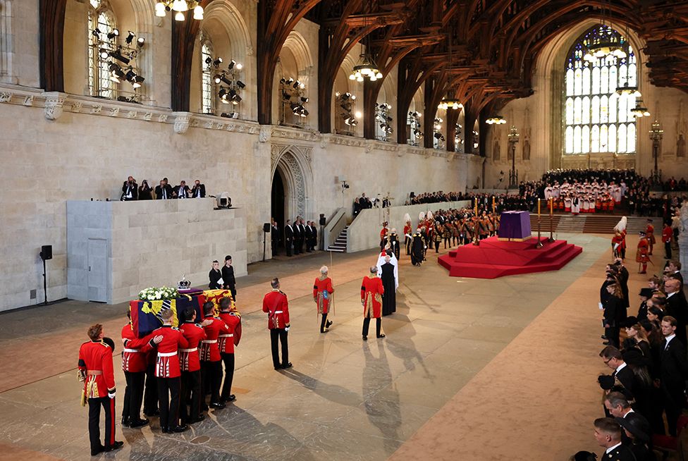 Шествие с гробом британской королевы Елизаветы прибывает в Вестминстер-холл из Букингемского дворца для ее прощания в Лондоне, Великобритания, 14 сентября 2022 г.