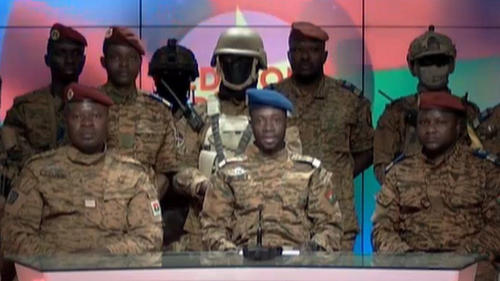 Снимок экрана из видео, на котором капитан Кадер Уэдраого выступает на государственном телевидении «RTB» в Уагадугу, Буркина-Фасо, 24 января 2022 г.