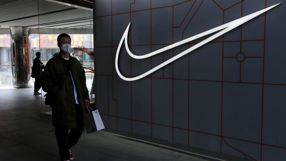 Voorstellen betreden Resultaat Nike boss defends firm's business in China - BBC News