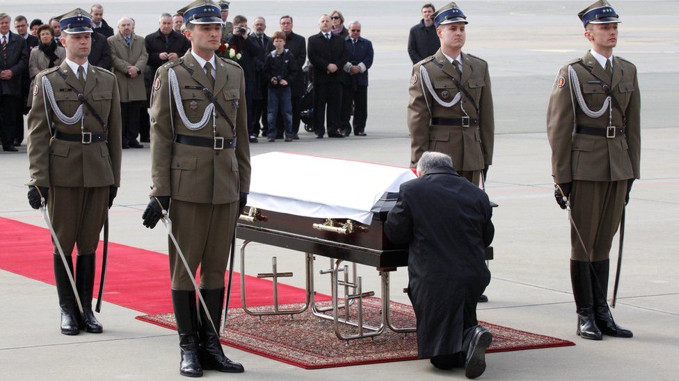 Jaroslaw Kaczynski mourns twin brother Lech, 11 Apr 2010