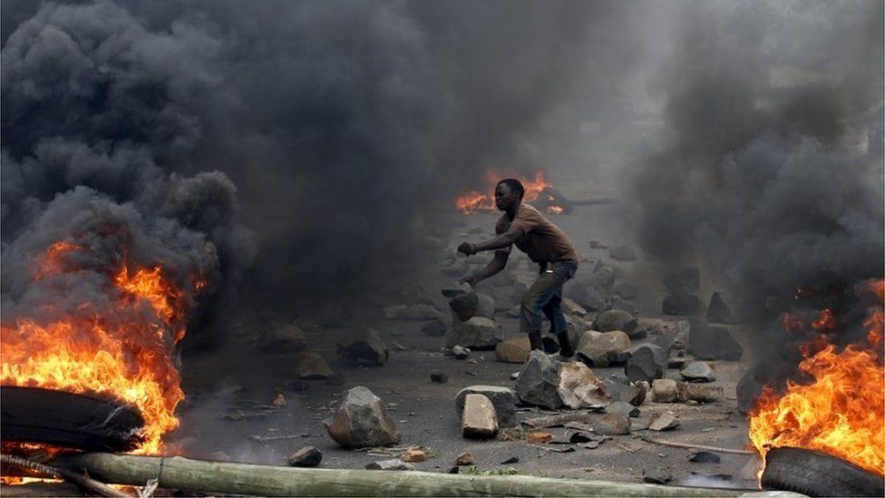 A protester sets up a barricade during a protest against Burundi President Pierre Nkurunziza and his bid for a third term in Bujumbura, Burundi, in this May 22, 2015