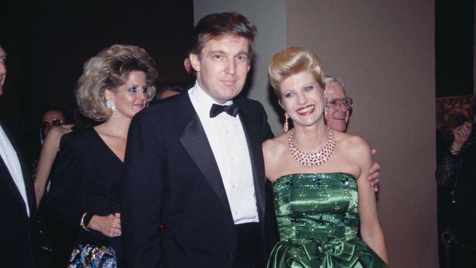 На изображении изображены Дональд и Ивана Трамп в 1987 году