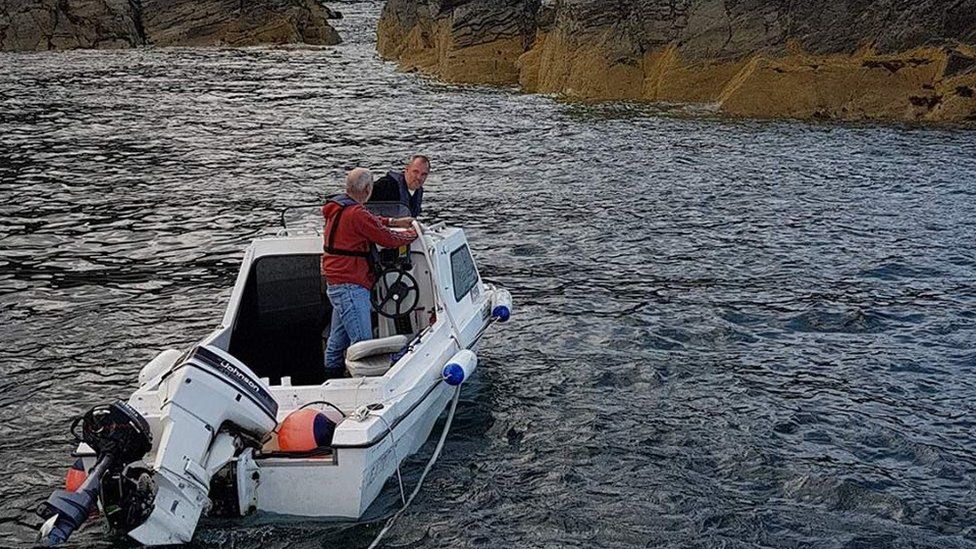 Isle of Man pair rescued as boat drifted towards rocks - BBC News