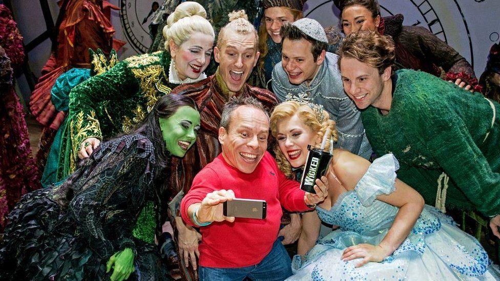 Warwick Davis and the cast of Wicked