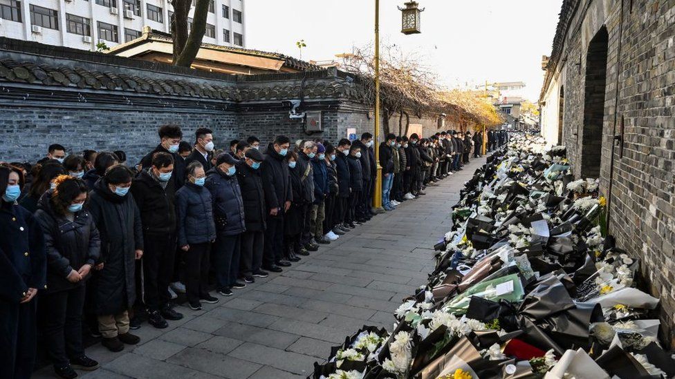 Mourners obvservce 3 minutes of respect outside Jiang's former home in Yangzhou