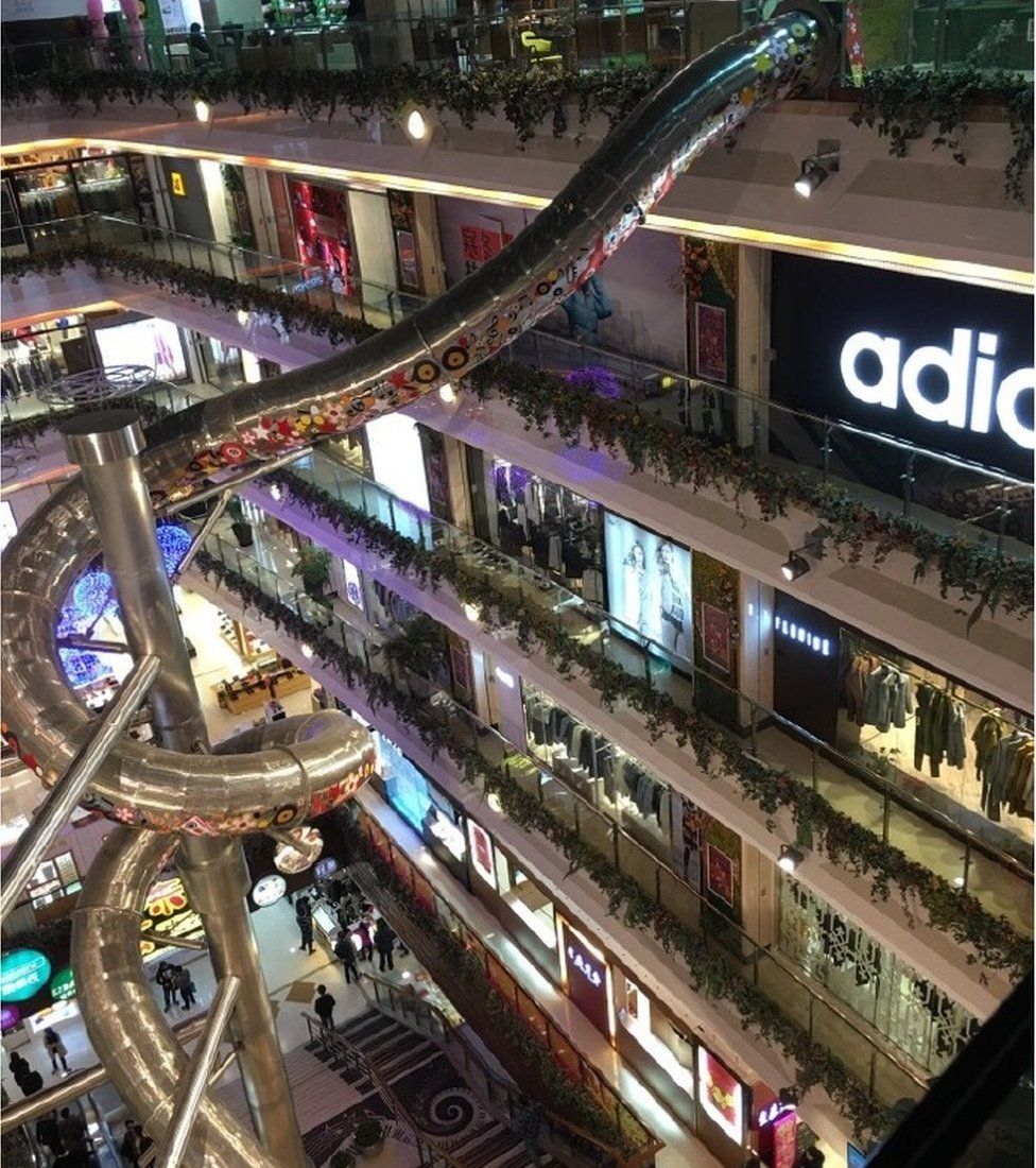 Picture of giant Shanghai slide in the Printemps mall by Weibo user Jinrouxiongguimiaoxingren