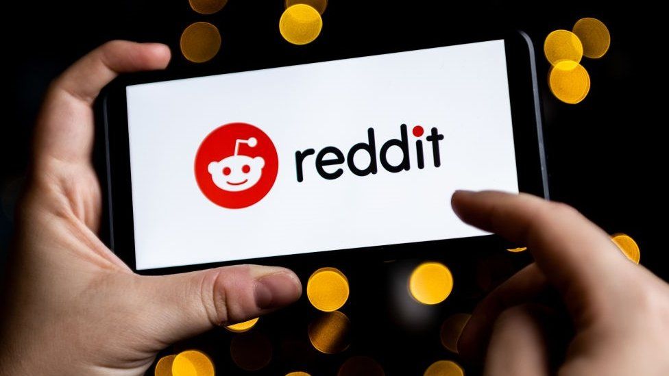 Значок Reddit отображается на экране телефона