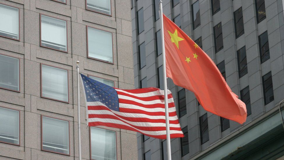 Государственные флаги США и Китая развеваются рядом
