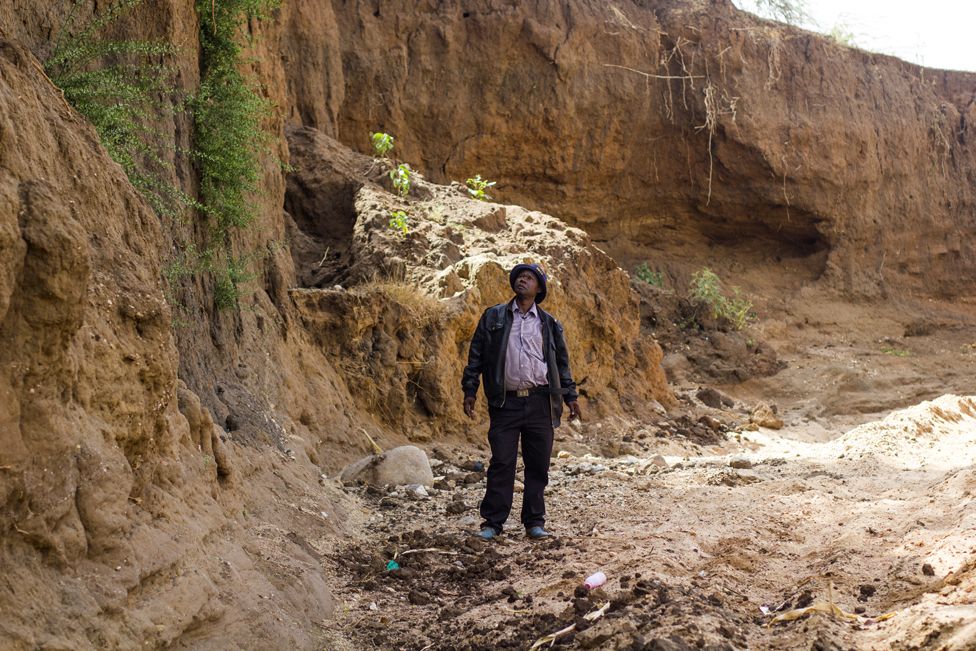 Энтони Муа Кимеу смотрит на крутые скалы «мертвой» реки Киломе Иколя