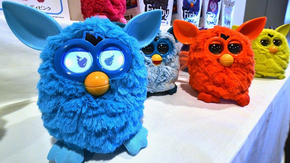 Verschiedene Versionen von Furby bei einer Pressevorführung in Tokio im Jahr 2012.