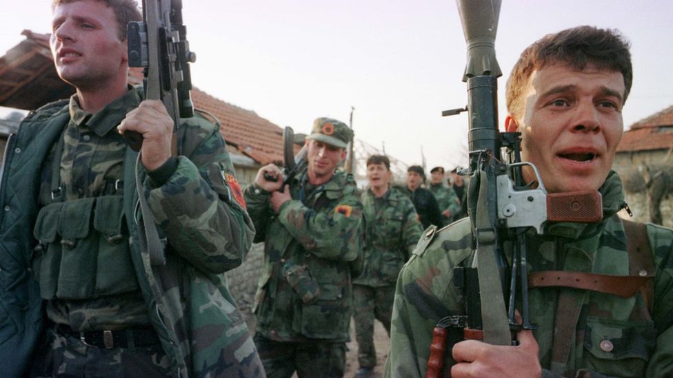 Бойцы ОАК возвращаются из боев с сербскими войсками, май 1999 г.