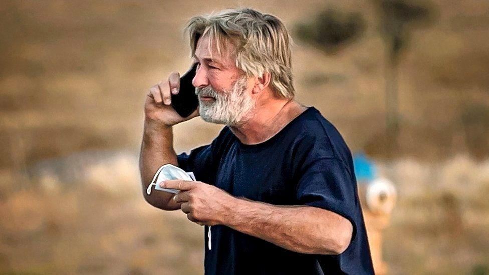 Алек Болдуин возле офиса шерифа округа Санта-Фе после допроса по поводу смертельной стрельбы из винтовки, 21.10.2021