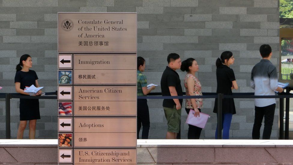 Люди обращаются за визой в консульстве США в Гуанчжоу, Китай