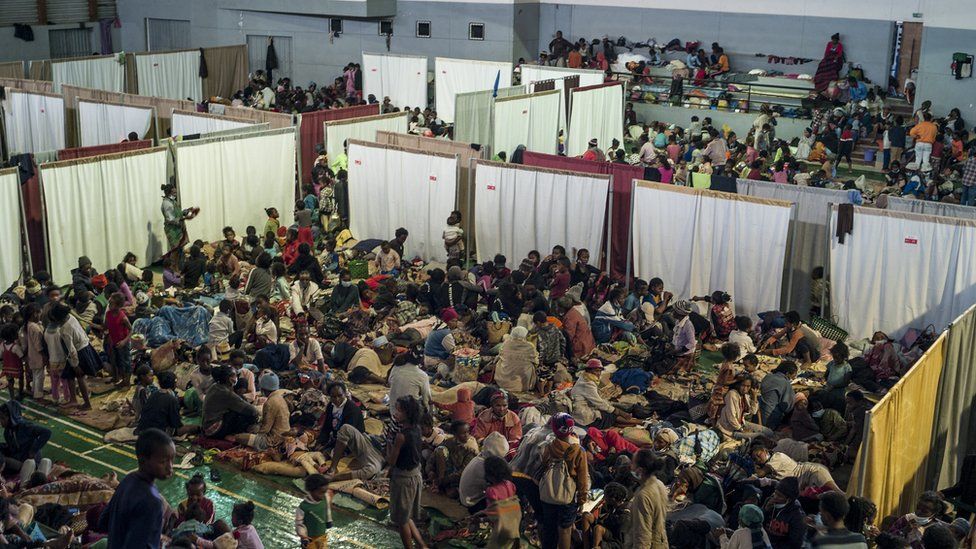 Жертвы стихийного бедствия на Мадагаскаре укрываются в спортивном зале Анкорондрано после того, как их переместили из-за наводнения в результате тропического циклона в столице Антананариву, Мадагаскар, 23 января 2022 года.