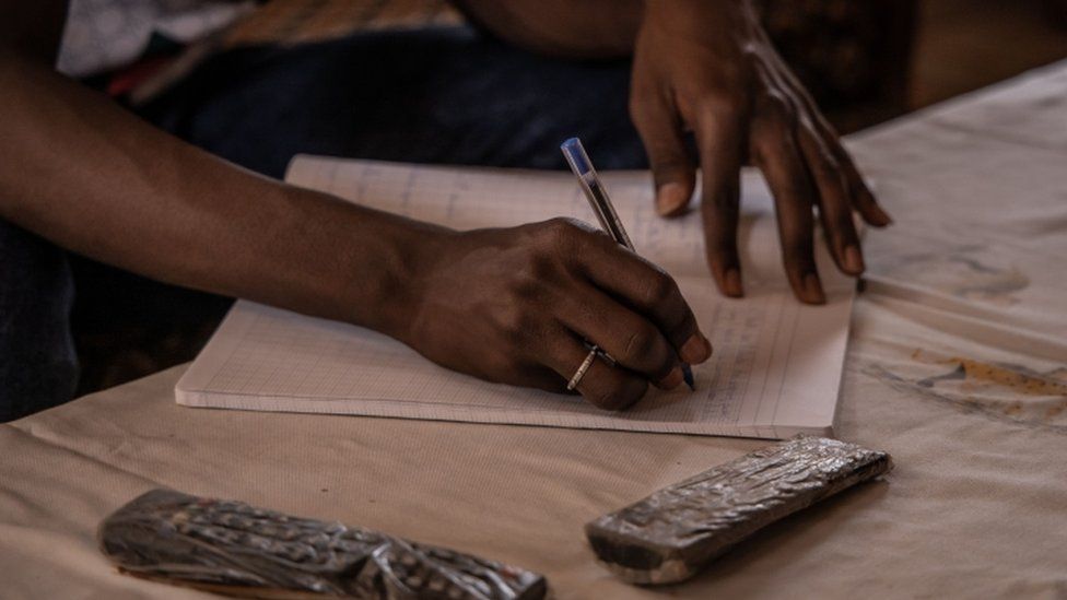 Jovem estudando em casa em Burkina Faso