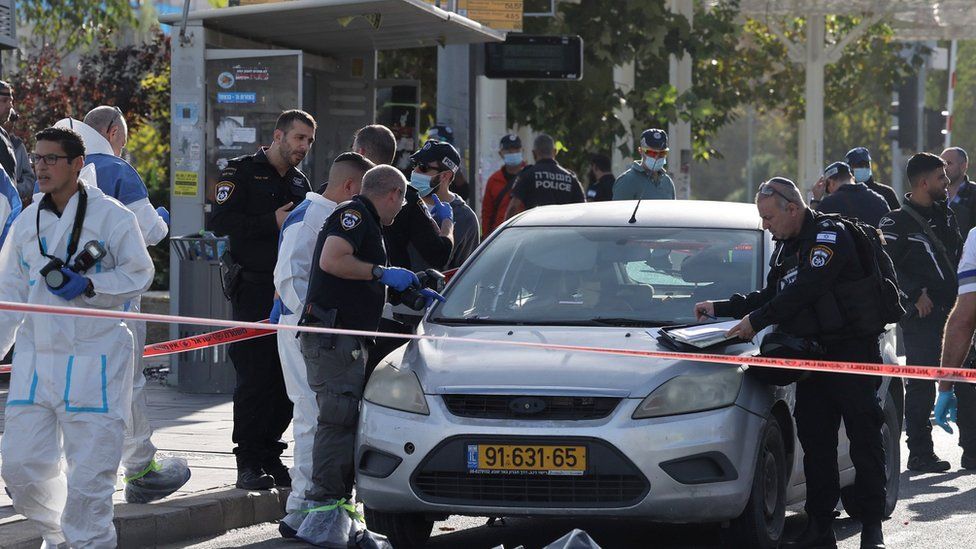 Israeli police inspect the scene of a deadly attack by Palestinian gunmen in West Jerusalem (30 November 2023)