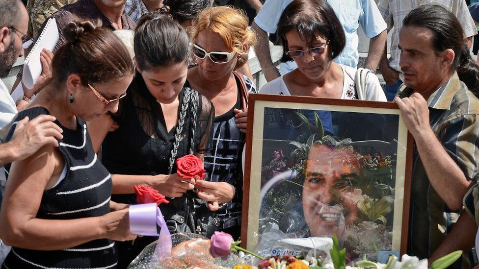 Ofelia Acevedo (L) widow of opposition leader Oswaldo Paya and their daughter Rosa Maria Paya (2nd-L) attend his funeral, on July 24, 2012 in Havana.