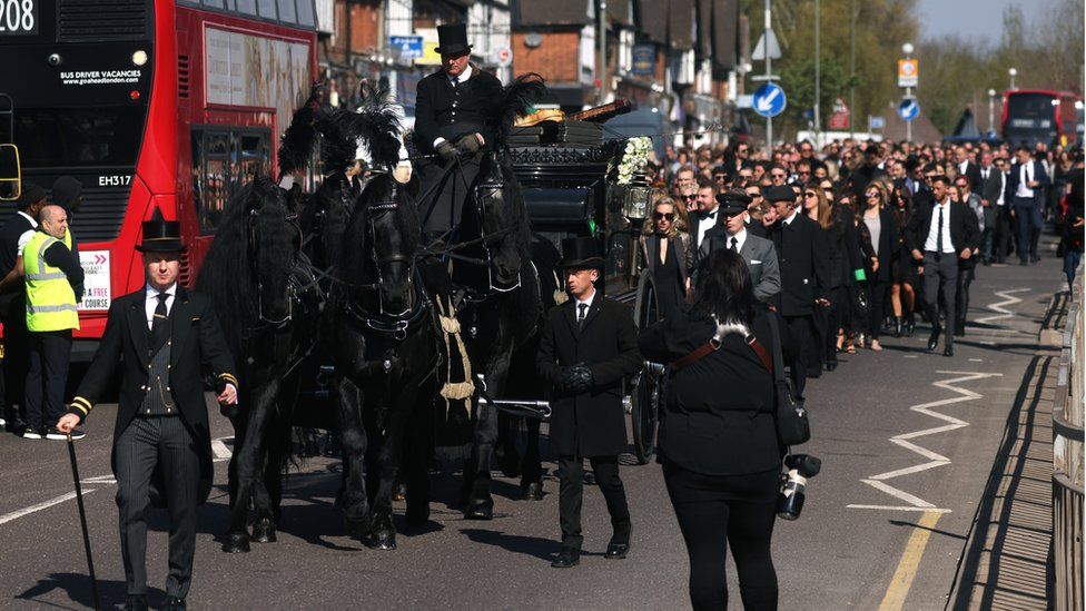 Скорбящие следовали за конным экипажем перед похоронами Тома Паркера