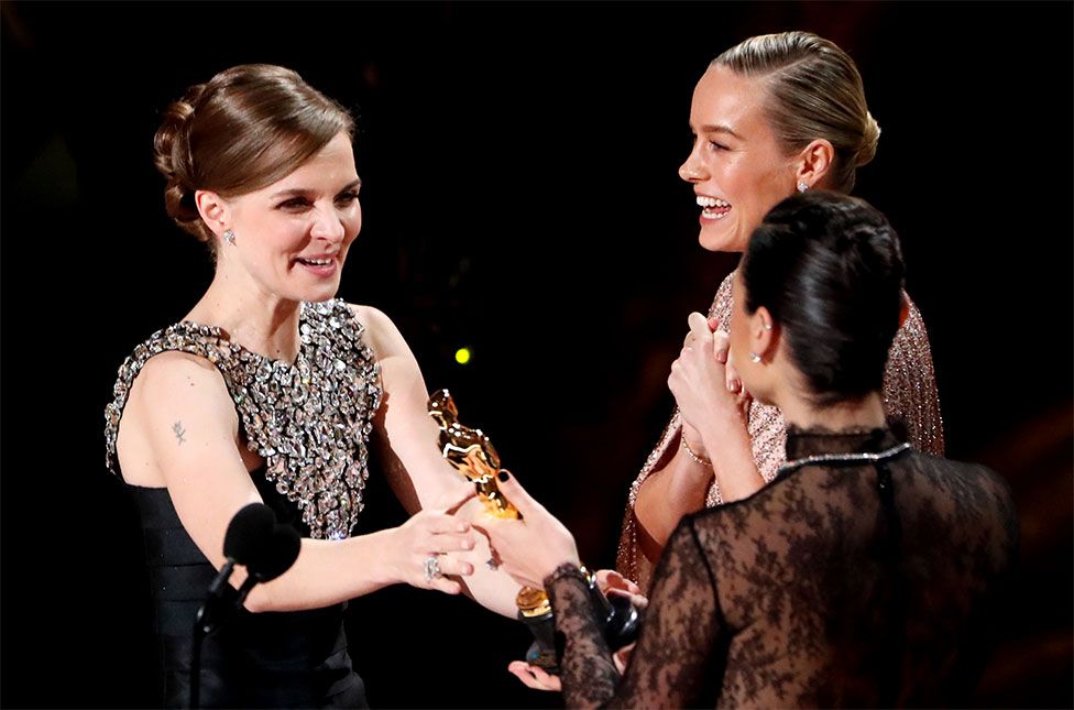 Gal Gadot entrega el Oscar a Hildur Guonadottir