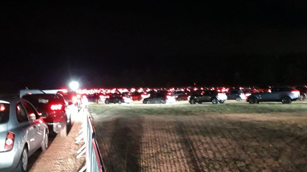 Long car parking queues at Hatfield House after Michael Buble concert