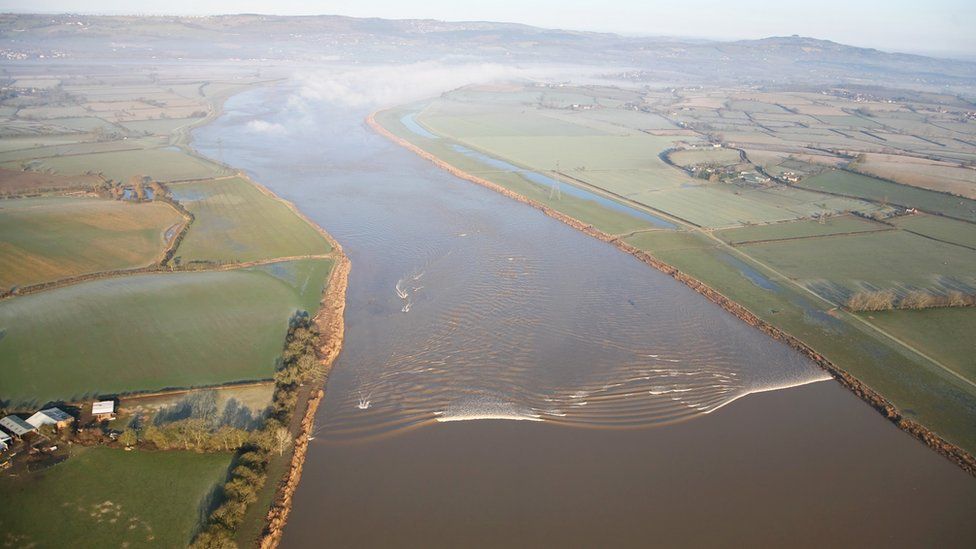 Severn Bore: What is it and why does it happen? - BBC Newsround