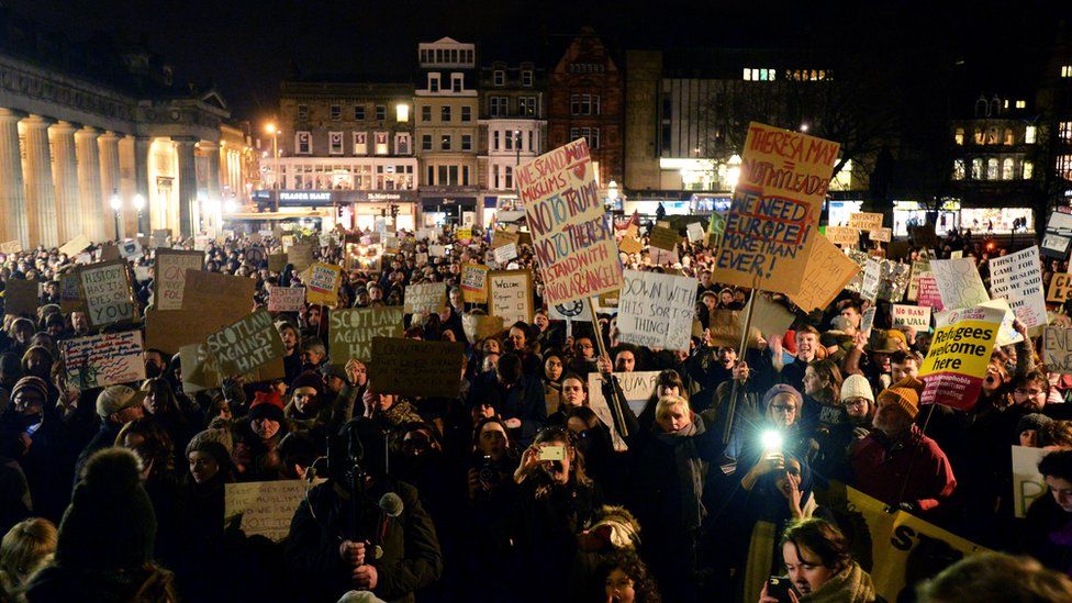 Donald Trump protest insult bags celebrity fan - BBC News