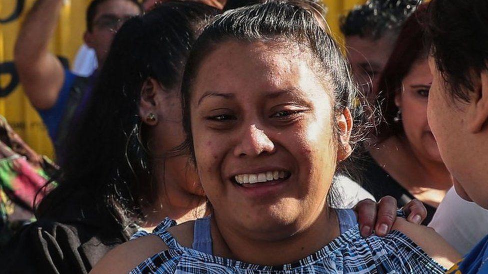 Evelyn Hernandez smiling as she leaves the prison where she was serving her sentence