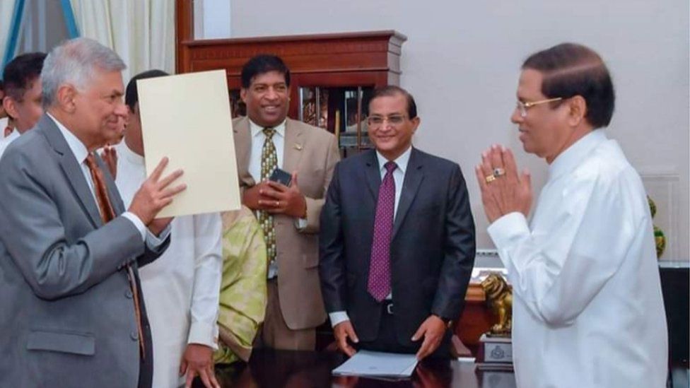Ranil Wickremesinghe (l) and President Sirisena at the ceremony