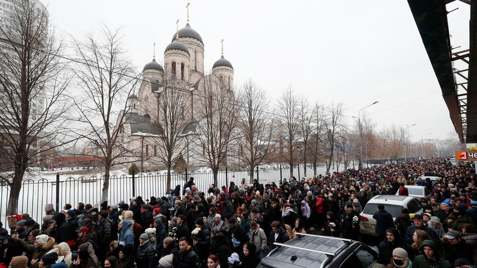 Russian people follow the hearse with the coffin of late Russian opposition leader Alexei Navalny outside the Church of the Icon of the Mother of God