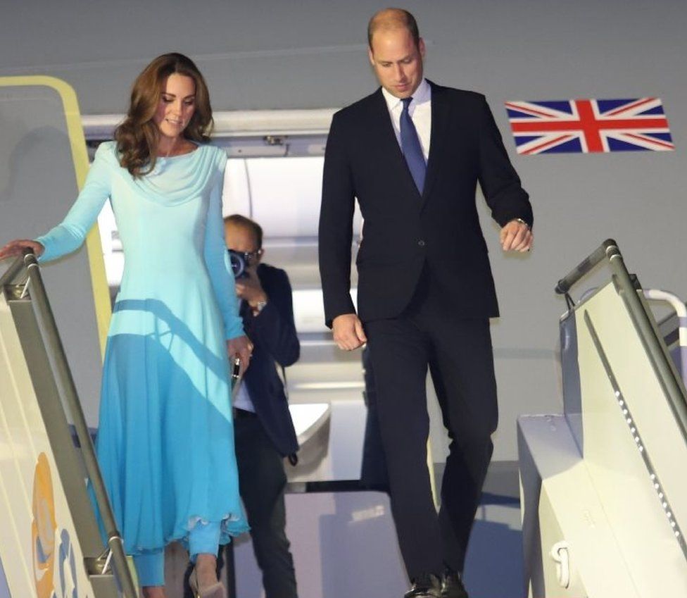 October 14, 2019, Britain"s Prince William, Duke of Cambridgea (R) and his wife Britain"s Catherine, Duchess of Cambridge arrive at the Pakistan"s Nur Khan military airbase in Rawalpindi.