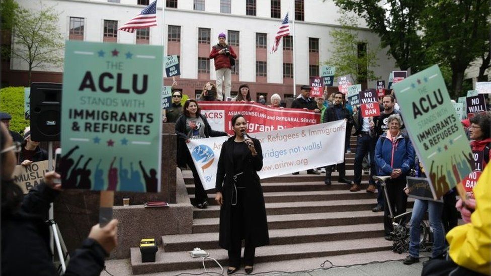 Protesters outside the 9th US Circuit Court of Appeals as they prepare to hear arguments on US President Donald Trump's revised travel ban in Seattle, Washington (May 15, 2017)