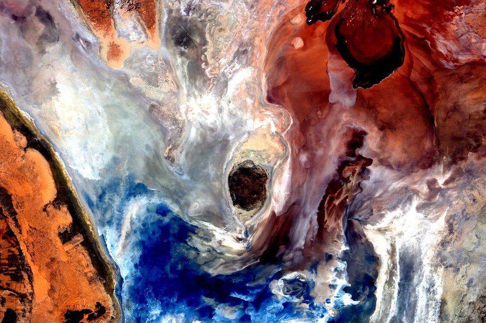 Pictures like this make me really regret that my watercolours didn't make it up here. #EarthArt #YearInSpace