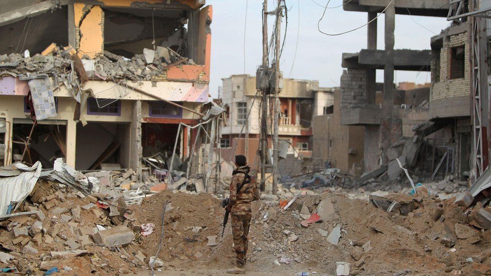Iraqi pro-government fighter in rubble of Ramadi (27 December)